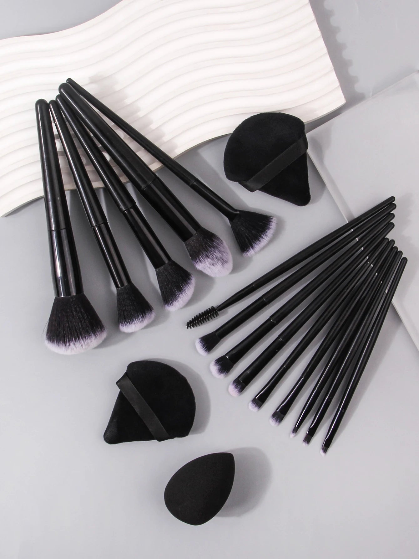 Professional Black Makeup Brush Set – Super Soft Bristles for Foundation, Concealer, Eyeshadow & Blush